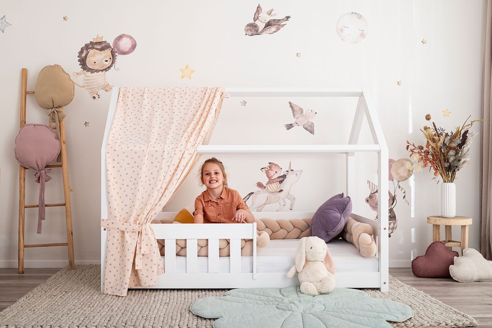 Na imagem: Cama casinha Meli 160x80cm com grade.