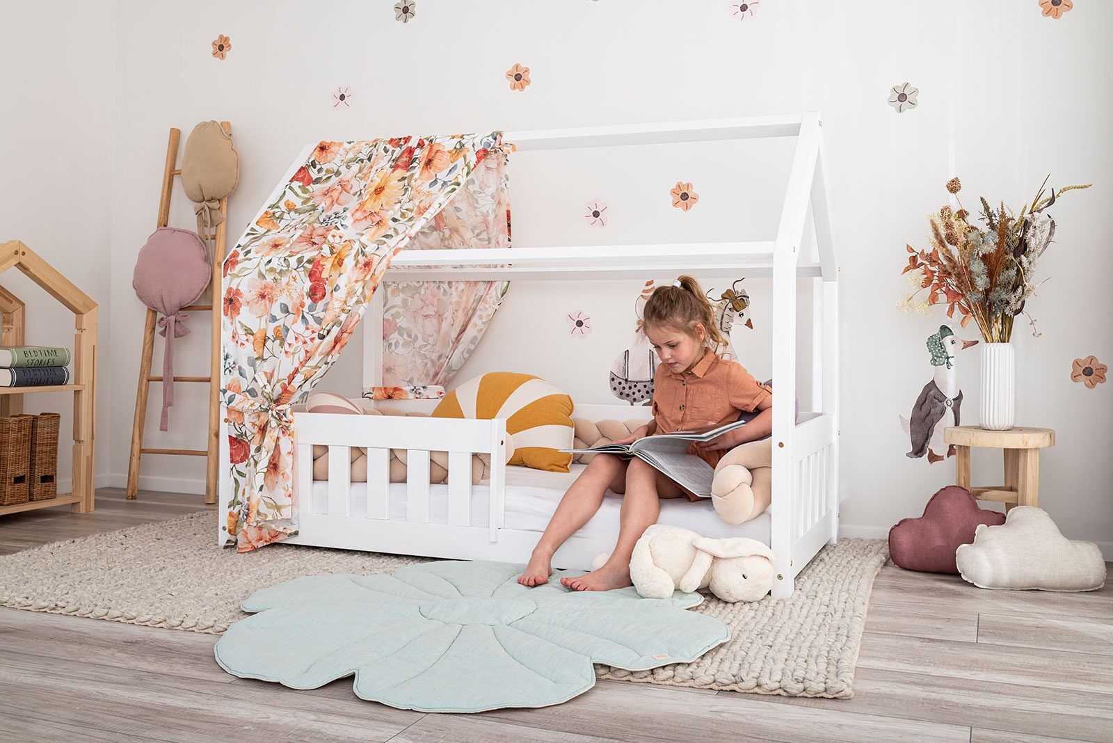 Na imagem: Cama casinha Meli 160x80cm com grade.