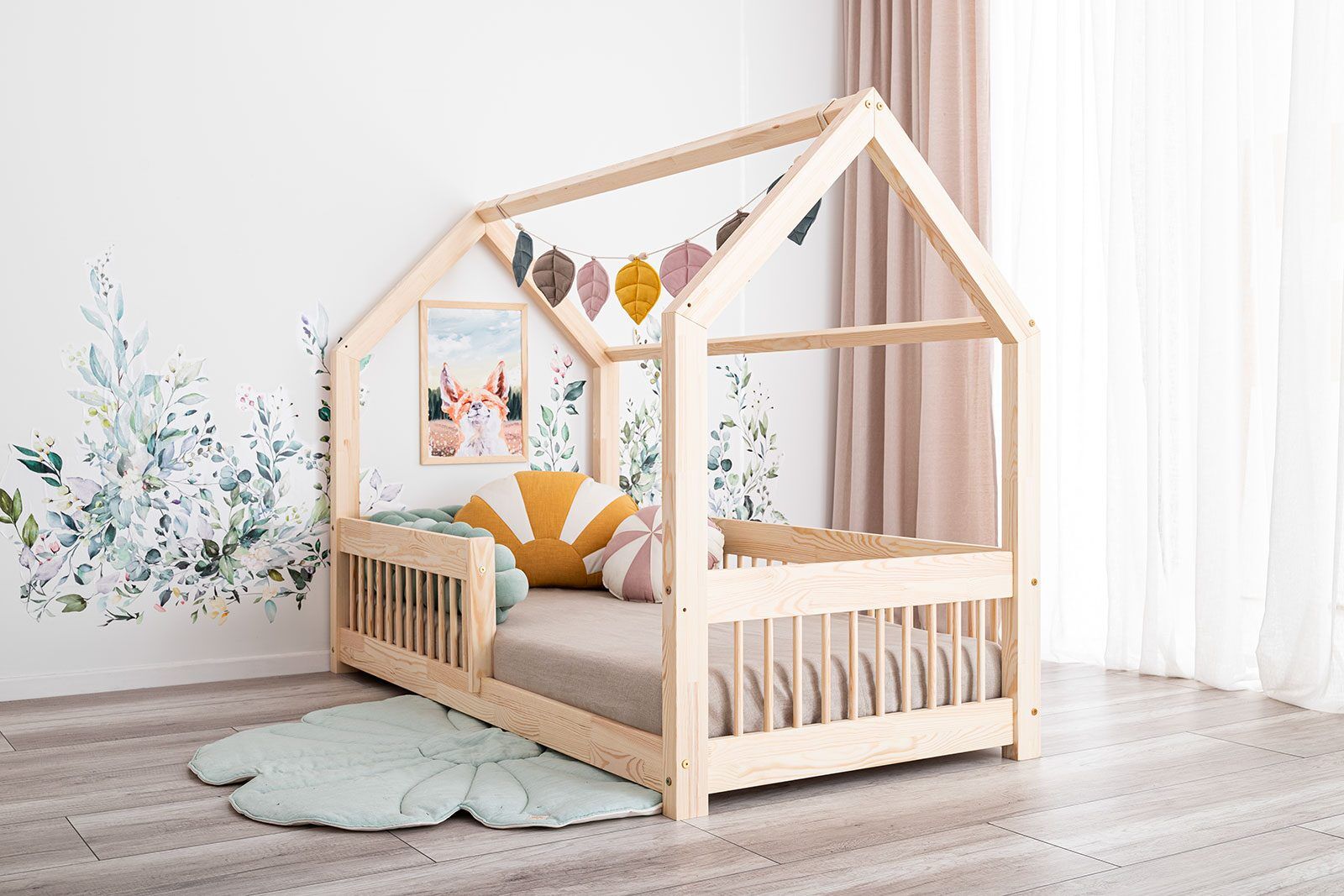 Na imagem: Cama casinha Meli 160x80cm, grade com varões redondos.