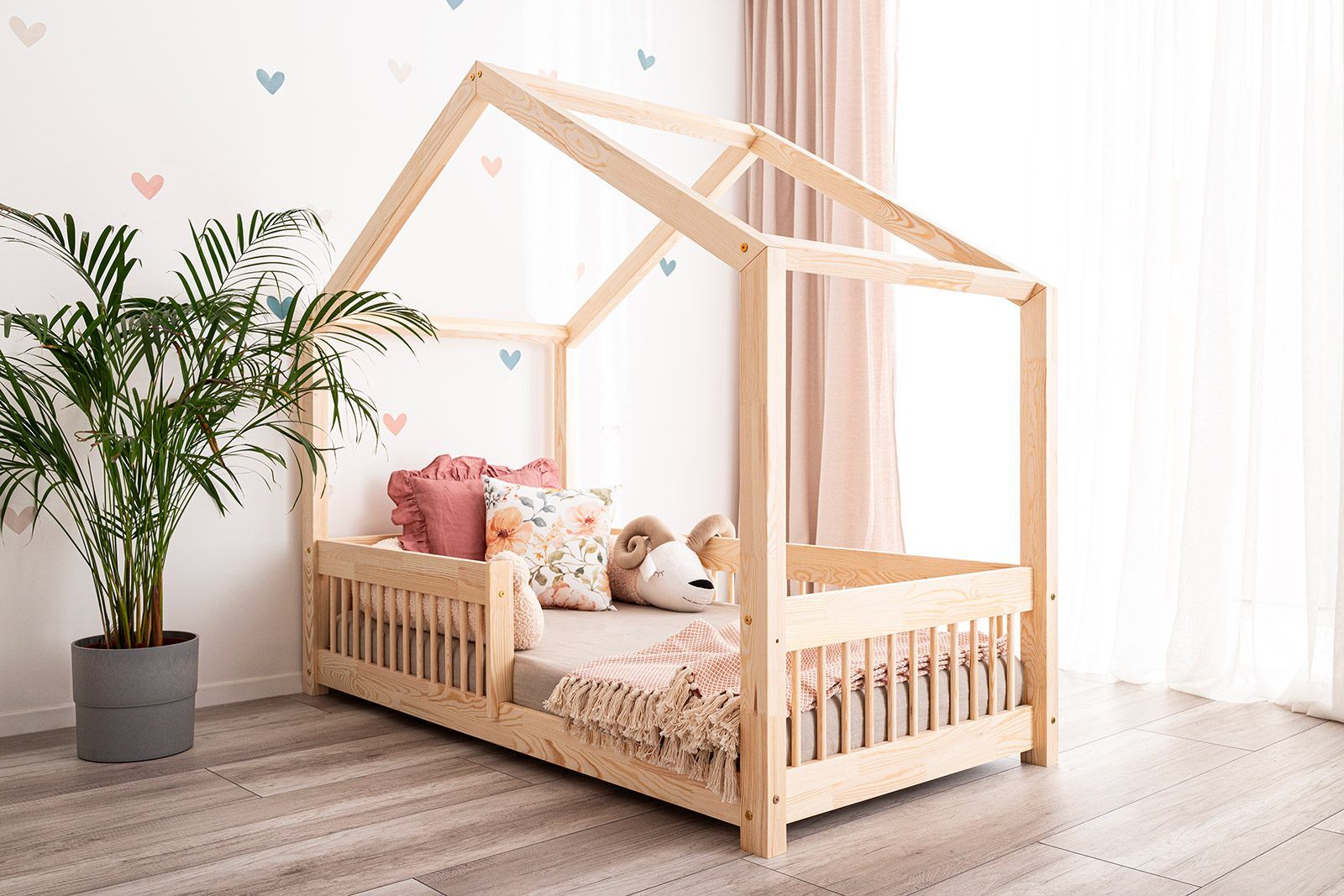 Na imagem: Cama casinha Pipit 160x80cm, grade com varões redondos