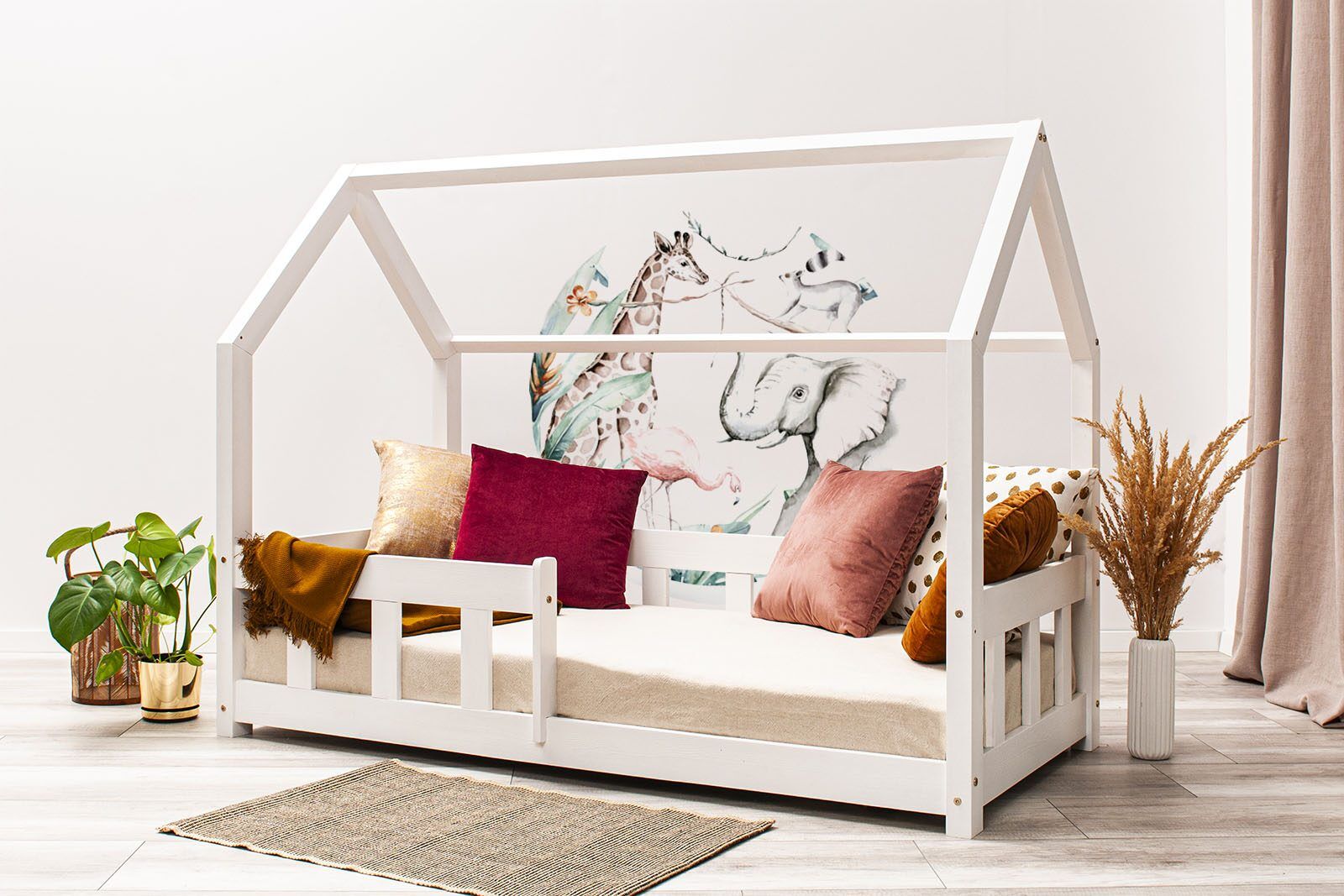 Autocolantes de parede - Selva e amigos. A cama apresentada na imagem tem 160x80cm.