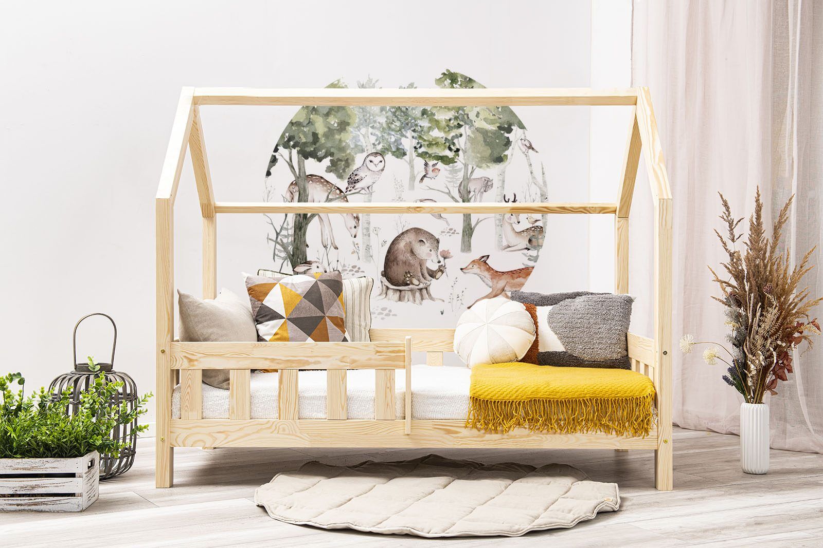 Autocolantes de parede - Floresta da primavera - círculo. A cama apresentada na imagem tem 160x80cm.