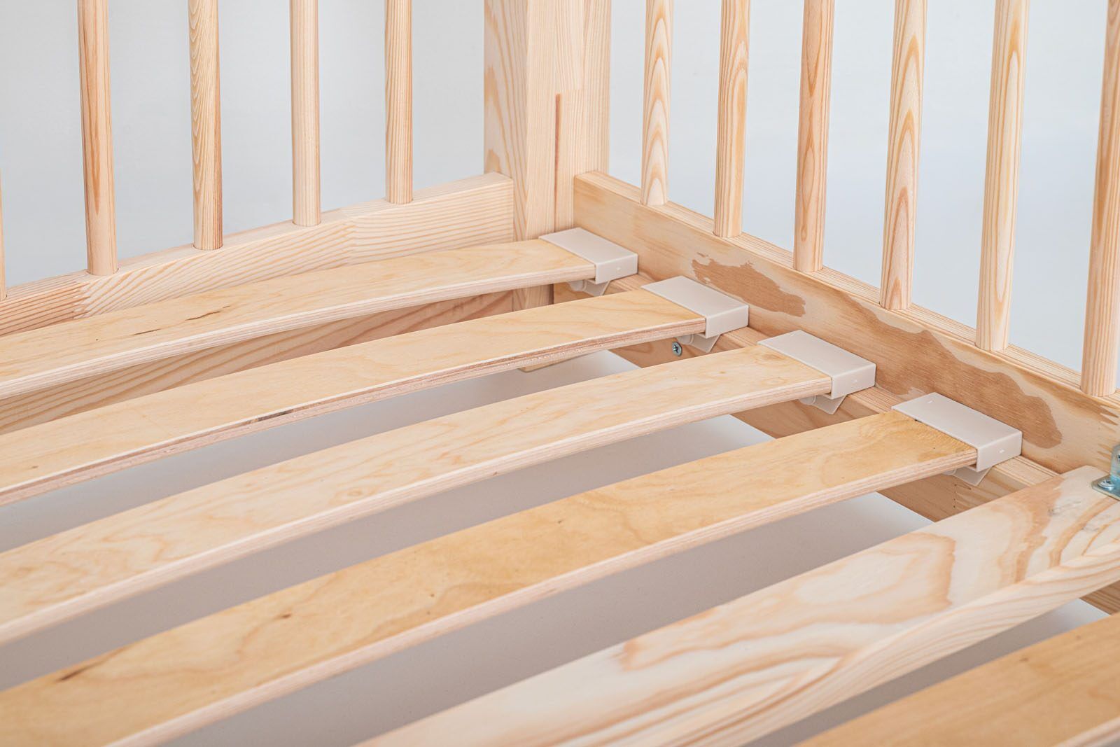 O novo conceito de estrutura ripada permite uma instalação fácil e conveniente. As ripas de madeira proporcionam estabilidade. Graças às sobreposições, o atrito da madeira é reduzido, o que impede o ranger.