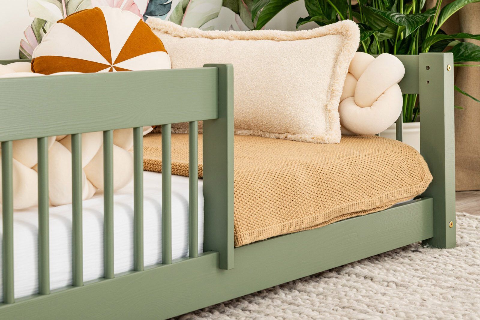 Na imagem: Cama para bebé, cama infantil – Vedo 160x80cm, grade com varões redondos, cor: olive