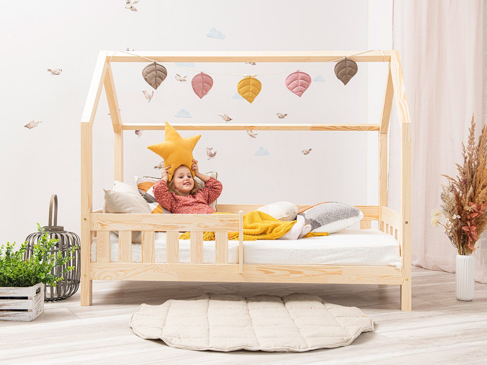 Na imagem: Cama casinha Meli 160x80cm com grade e pernas alongadas.