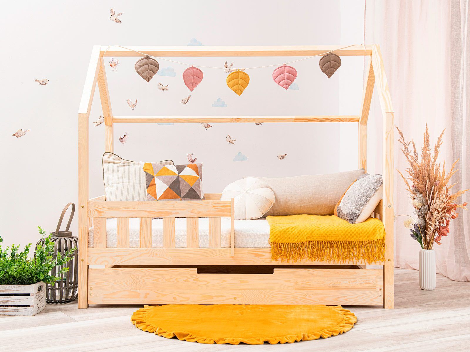 Na imagem: Cama casinha Meli 160x80cm com grade e gaveta.