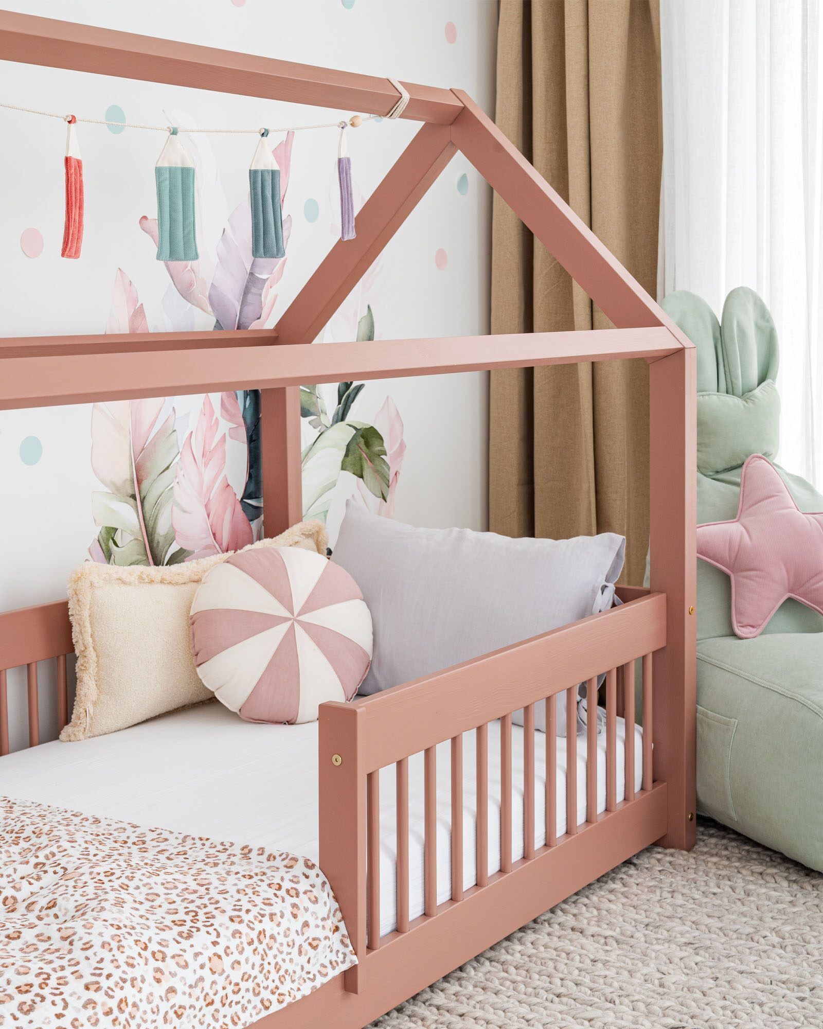 Na imagem: Cama casinha Meli 160x80cm, grade com varões redondos, Cor: Heather