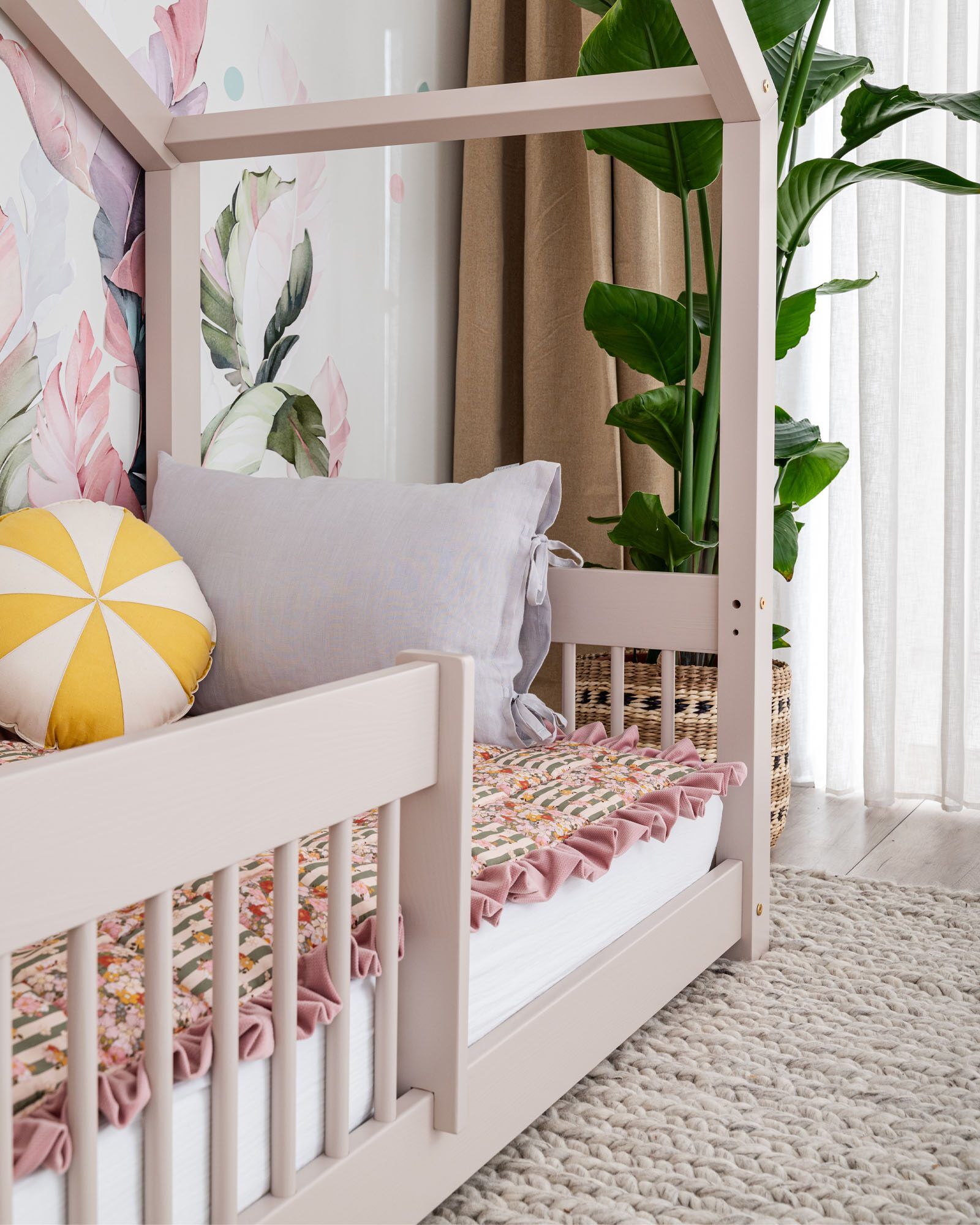 Na imagem: Cama casinha Pipit 160x80cm, grade com varões redondos, Cor: Cashmere