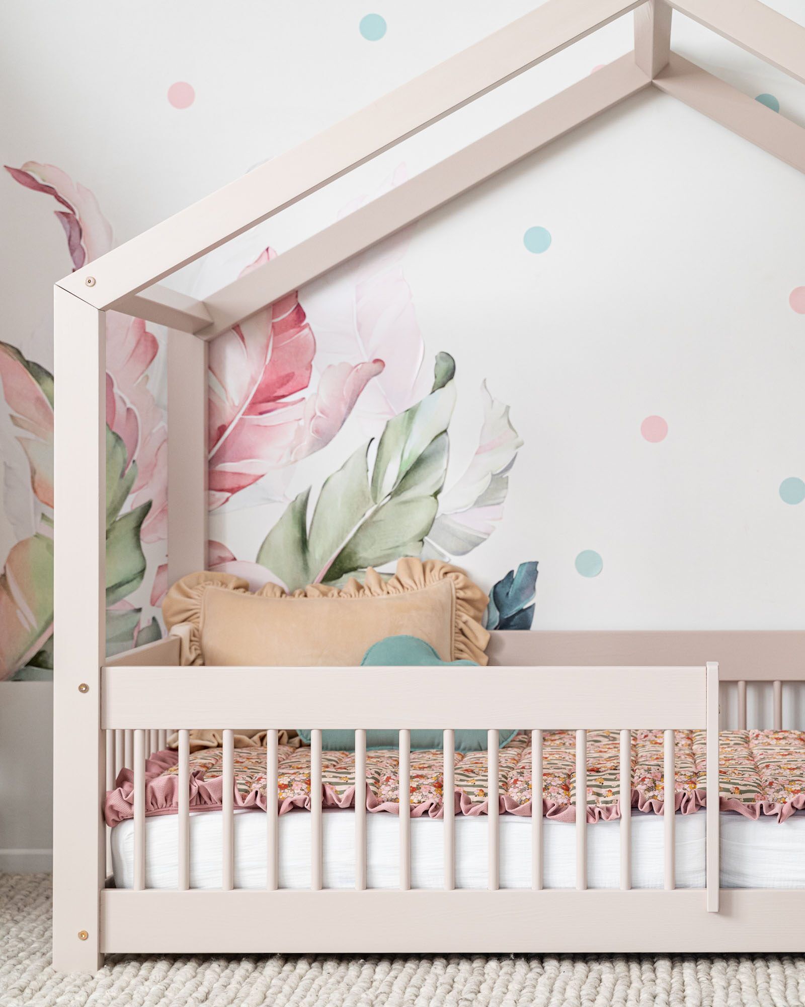 Na imagem: Cama casinha Pipit 160x80cm, grade com varões redondos, Cor: Cashmere